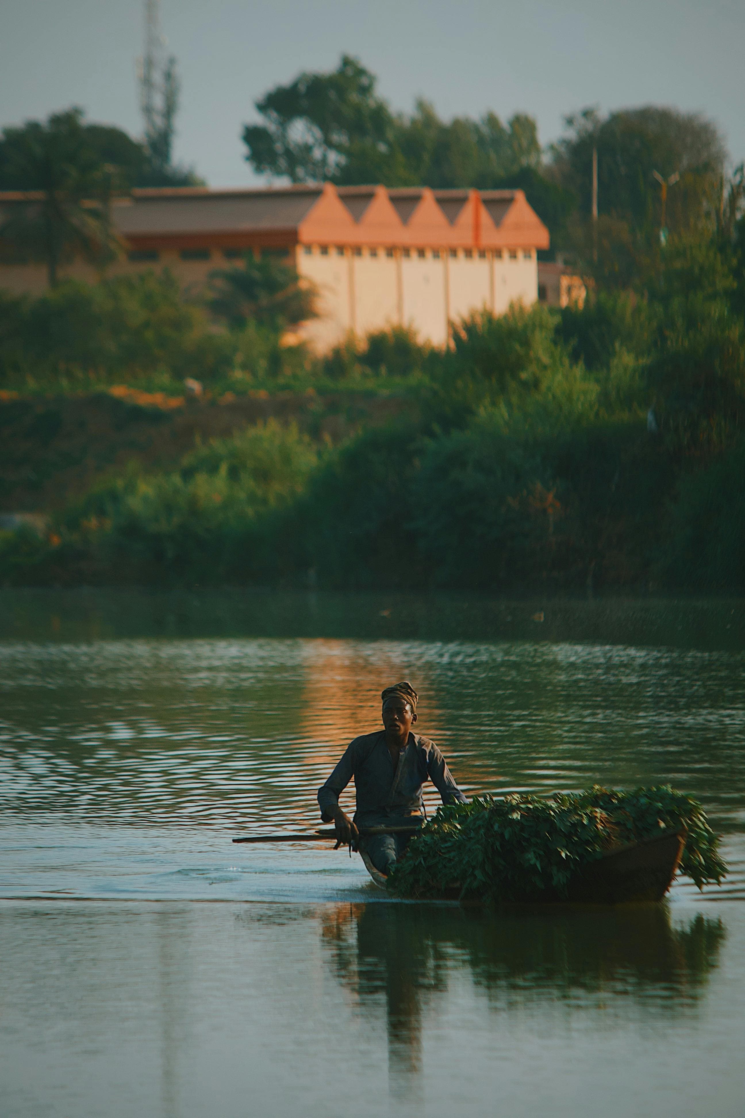 Mann in einer Piroge auf dem Gambia-Fluss bei Sonnenuntergang